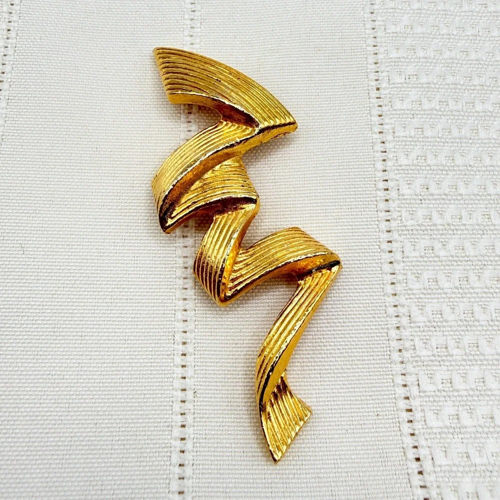 Vintage GERRY'S Gold Tone Textured Lightning Zig Zag Ribbon Brooch Pin